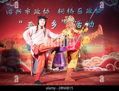 (180120) -- SHAOXING, 20 janvier 2018 -- Liu Jianyang (à droite), successeur du patrimoine culturel immatériel national, interprète Shaoju dans le village de Dashanxi de Shaoxing, dans la province du Zhejiang, dans l'est de la Chine, le 19 janvier 2018. Shaoju, également connu sous le nom de Shaoxing Opera, est un sous-type de l'opéra luantan. Avec une histoire de près de 400 ans, Shaoju a eu plus de 400 programmes. Le plus célèbre est la performance de Monkey. Les célèbres interprètes de Monkey King Zhang Zongyi et Zhang Zongxin, portant respectivement le nom de scène de Liulingtong et Qilingtong, ont initié la représentation de Shaoju dans les années 1940 Ses performances Banque D'Images