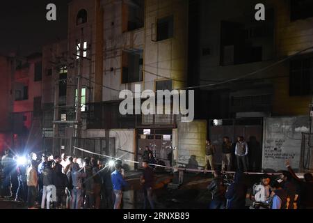 (180120) -- NEW DELHI, 20 janvier 2018 () -- des gens se rassemblent devant une usine de fabrication de craquelins où un incendie s'est déclaré à New Delhi, Inde, le 20 janvier 2018. Au moins 17 personnes sont mortes à New Delhi samedi soir quand un incendie s'est déclaré dans une usine de fabrication de craquelins dans la partie nord-ouest de la ville, selon les médias, des agents des services d'incendie ont déclaré. () INDE-NEW DELHI-FIRE Xinhua PUBLICATIONxNOTxINxCHN Banque D'Images