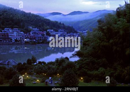 (180121) -- HANGZHOU, 21 janvier 2018 -- une photo prise le 10 juillet 2017 montre le paysage du village de Gaojiatang dans le comté d'Anji, province du Zhejiang dans l'est de la Chine. Le revenu disponible rural par habitant du Zhejiang a atteint 24 956 yuans (3 900 dollars des États-Unis) en 2017, en hausse de 9,1 pour cent d'une année sur l'autre, selon les dernières statistiques. Ce chiffre a dépassé les provinces et les régions autonomes de la Chine pendant 33 années consécutives. ) (Ry) CHINE-ZHEJIANG-REVENUS RURAUX (CN) TanxJin PUBLICATIONxNOTxINxCHN Banque D'Images