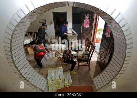 (180121) -- HANGZHOU, 21 janvier 2018 -- des villageois emballent du riz pour le vendre au village de Juetang de la ville de Jiande, province du Zhejiang dans l'est de la Chine, 24 novembre 2017. Le revenu disponible rural par habitant du Zhejiang a atteint 24 956 yuans (3 900 dollars des États-Unis) en 2017, en hausse de 9,1 pour cent d'une année sur l'autre, selon les dernières statistiques. Ce chiffre a dépassé les provinces et les régions autonomes de la Chine pendant 33 années consécutives. ) (Ry) CHINE-ZHEJIANG-REVENUS RURAUX (CN) TanxJin PUBLICATIONxNOTxINxCHN Banque D'Images