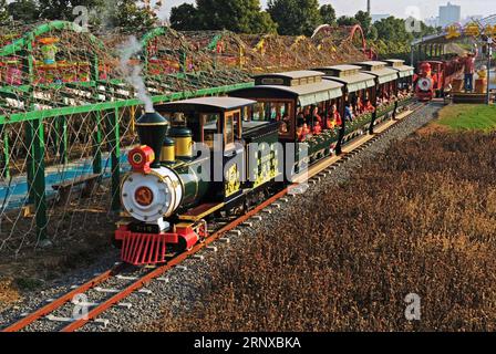 (180121) -- HANGZHOU, 21 janvier 2018 -- les touristes prennent un train touristique pour visiter un jardin de tourisme agricole dans le village de Qiyi de la ville de Yiwu, province du Zhejiang dans l'est de la Chine, 20 décembre 2017. Le revenu disponible rural par habitant du Zhejiang a atteint 24 956 yuans (3 900 dollars des États-Unis) en 2017, en hausse de 9,1 pour cent d'une année sur l'autre, selon les dernières statistiques. Ce chiffre a dépassé les provinces et les régions autonomes de la Chine pendant 33 années consécutives. ) (Ry) CHINE-ZHEJIANG-REVENUS RURAUX (CN) TanxJin PUBLICATIONxNOTxINxCHN Banque D'Images