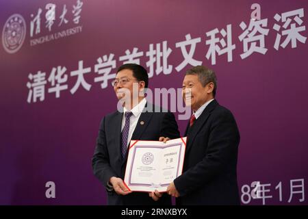 (180121) -- PÉKIN, le 21 janvier 2018 -- Qiu Yong (L), président de l'Université de Tsinghua, remet le certificat de professeur émérite au professeur Li Qiang de l'Université de Tsinghua à Pékin, capitale de la Chine, le 21 janvier 2018. Dimanche, l'Université Tsinghua a présenté son plus haut titre académique d'honneur dans le domaine des arts, des sciences humaines et sociales à 18 professeurs. (Wyo) CHINE-BEIJING-UNIVERSITÉ TSINGHUA-PROFESSEUR-PRESENTATION (CN) JuxHuanzong PUBLICATIONxNOTxINxCHN Banque D'Images