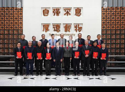 (180121) -- PÉKIN, 21 janvier 2018 -- les professeurs honorés d'un éminent poste de professeur posent une photo de groupe avec Qiu Yong (5e L, devant), président de Tsinghua, et Chen Xu (5e R, devant), président du Conseil de l'Université de Tsinghua, à l'Université de Tsinghua à Beijing, capitale de la Chine, le 21 janvier 2018. Dimanche, l'Université Tsinghua a présenté son plus haut titre académique d'honneur dans le domaine des arts, des sciences humaines et sociales à 18 professeurs. (Wyo) CHINE-BEIJING-UNIVERSITÉ TSINGHUA-PROFESSEUR-PRESENTATION (CN) JuxHuanzong PUBLICATIONxNOTxINxCHN Banque D'Images