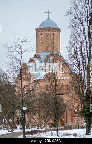 CHERNIHIV, UKRAINE - 27 DÉCEMBRE 2021 : Marche dans le centre-ville historique avec de nombreuses églises et monastères à Chernihiv, Ukraine le 27 décembre 202 Banque D'Images