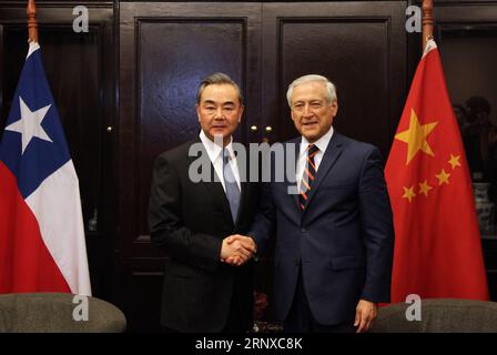 (180122) -- SANTIAGO, le 22 janvier 2018 -- le ministre chinois des Affaires étrangères Wang Yi (à gauche) serre la main du ministre chilien des Affaires étrangères Heraldo Munoz à Santiago, Chili, le 21 janvier 2018. )(yk) CHILE-SANTIAGO-FMS-MEETING XuxRui PUBLICATIONxNOTxINxCHN Banque D'Images