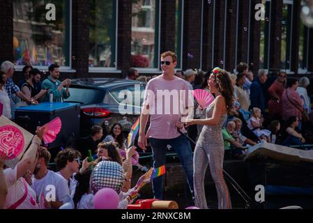 2 septembre 2023, Leiden, pays-Bas, première fierté avec bateau de parade coloré dans les canaux de Leiden Banque D'Images