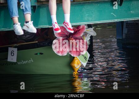 2 septembre 2023, Leiden, pays-Bas, première fierté avec bateau de parade coloré dans les canaux de Leiden Banque D'Images