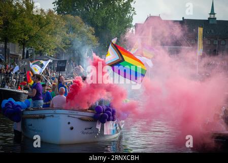 2 septembre 2023, Leiden, pays-Bas, première fierté avec bateau de parade coloré dans les canaux de Leiden Banque D'Images