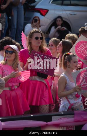 2 septembre 2023, Leiden, pays-Bas, première fierté avec bateau de parade coloré dans les canaux de Leiden Banque D'Images