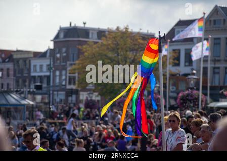 2 septembre 2023, Leiden, pays-Bas, première fierté avec bateau de parade coloré dans les canaux de Leiden Banque D'Images