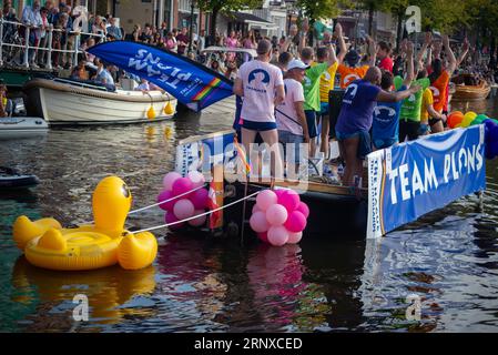 2 septembre 2023, Leiden, pays-Bas, première fierté avec bateau de parade coloré dans les canaux de Leiden Banque D'Images
