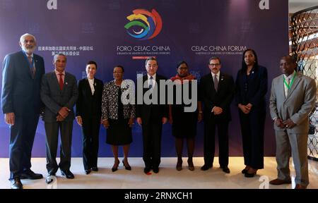 (180122) -- SANTIAGO, le 22 janvier 2018 -- le ministre chinois des Affaires étrangères Wang Yi (C) pose pour un groupe poto avec des représentants des pays des Caraïbes lors de leur rencontre à Santiago, au Chili, le 21 janvier 2018. La Chine est disposée à renforcer sa coopération avec les pays des Caraïbes et à relever conjointement des défis tels que le changement climatique à l'avenir, a déclaré dimanche le ministre chinois des Affaires étrangères Wang Yi. ) (djj) CHILI-SANTIAGO-CHINE-CARAÏBES-RÉUNION XuxRui PUBLICATIONxNOTxINxCHN Banque D'Images