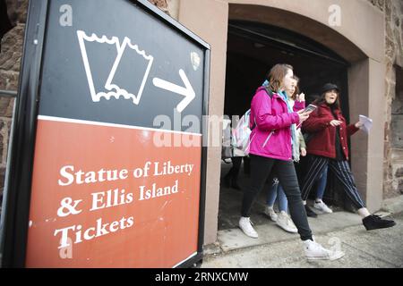 (180122) -- NEW YORK, 22 janvier 2018 -- les touristes marchent pour monter à bord du bateau de croisière pour visiter la Statue de la liberté et Ellis Island à New York, États-Unis, le 22 janvier 2018. Monument emblématique de New York, la Statue de la liberté a rouvert ses portes lundi au détriment des fonds de l'État après une brève fermeture à la suite de la fermeture du gouvernement fédéral américain. Selon un communiqué de presse publié sur le site Web du gouverneur de l'État de New York Andrew Cuomo, le coût de garder ouvert le monument national de la Statue de la liberté et Ellis Island est de 65 000 dollars américains par jour. U.S.-NEW YORK-STATUE DE LA LIBERTÉ-REOPE Banque D'Images