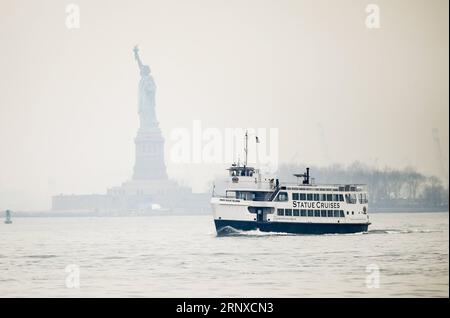 (180122) -- NEW YORK, 22 janvier 2018 -- les touristes reviennent avec le bateau de croisière après avoir visité la Statue de la liberté et Ellis Island à New York, aux États-Unis, le 22 janvier 2018. Monument emblématique de New York, la Statue de la liberté a rouvert ses portes lundi au détriment des fonds de l'État après une brève fermeture à la suite de la fermeture du gouvernement fédéral américain. Selon un communiqué de presse publié sur le site Web du gouverneur de l'État de New York Andrew Cuomo, le coût de garder ouvert le monument national de la Statue de la liberté et Ellis Island est de 65 000 dollars américains par jour. ÉTATS-UNIS-NEW YORK-STATUE DE LA LIBERTÉ-ROUVRIR Banque D'Images