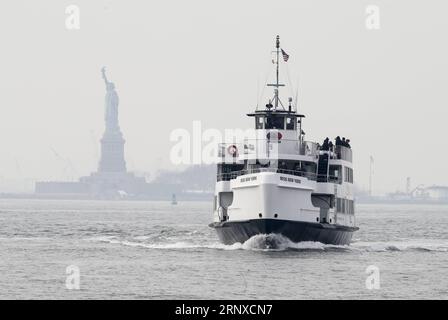 (180122) -- NEW YORK, 22 janvier 2018 -- les touristes reviennent avec le bateau de croisière après avoir visité la Statue de la liberté et Ellis Island à New York, aux États-Unis, le 22 janvier 2018. Monument emblématique de New York, la Statue de la liberté a rouvert ses portes lundi au détriment des fonds de l'État après une brève fermeture à la suite de la fermeture du gouvernement fédéral américain. Selon un communiqué de presse publié sur le site Web du gouverneur de l'État de New York Andrew Cuomo, le coût de garder ouvert le monument national de la Statue de la liberté et Ellis Island est de 65 000 dollars américains par jour. ÉTATS-UNIS-NEW YORK-STATUE DE LA LIBERTÉ-ROUVRIR Banque D'Images