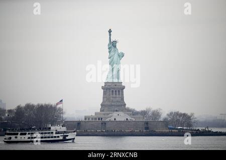 (180122) -- NEW YORK, 22 janvier 2018 -- des touristes visitent la Statue de la liberté sur Liberty Island à New York, États-Unis, le 22 janvier 2018. Monument emblématique de New York, la Statue de la liberté a rouvert ses portes lundi au détriment des fonds de l'État après une brève fermeture à la suite de la fermeture du gouvernement fédéral américain. Selon un communiqué de presse publié sur le site Web du gouverneur de l'État de New York Andrew Cuomo, le coût de garder ouvert le monument national de la Statue de la liberté et Ellis Island est de 65 000 dollars américains par jour. ETATS-UNIS-NEW YORK-STATUE DE LA LIBERTÉ-ROUVRIR WANGXYING PUBLICATIONXNOTXINXCHN Banque D'Images