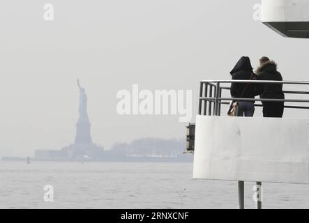 (180122) -- NEW YORK, 22 janvier 2018 -- les touristes montent à bord du bateau de croisière pour visiter la Statue de la liberté et Ellis Island à New York, États-Unis, le 22 janvier 2018. Monument emblématique de New York, la Statue de la liberté a rouvert ses portes lundi au détriment des fonds de l'État après une brève fermeture à la suite de la fermeture du gouvernement fédéral américain. Selon un communiqué de presse publié sur le site Web du gouverneur de l'État de New York Andrew Cuomo, le coût de garder ouvert le monument national de la Statue de la liberté et Ellis Island est de 65 000 dollars américains par jour. ETATS-UNIS-NEW YORK-STATUE DE LA LIBERTÉ-ROUVRIR WANGXY Banque D'Images