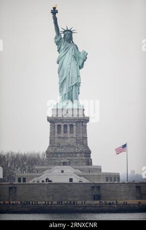 (180122) -- NEW YORK, 22 janvier 2018 -- une photo prise le 22 janvier 2018 montre la Statue de la liberté sur Liberty Island à New York, aux États-Unis. Monument emblématique de New York, la Statue de la liberté a rouvert ses portes lundi au détriment des fonds de l'État après une brève fermeture à la suite de la fermeture du gouvernement fédéral américain. Selon un communiqué de presse publié sur le site Web du gouverneur de l'État de New York Andrew Cuomo, le coût de garder ouvert le monument national de la Statue de la liberté et Ellis Island est de 65 000 dollars américains par jour. US-NEW YORK-STATUE DE LA LIBERTÉ-ROUVRIR WANGXYING PUBLICATIONXNOTXINXCH Banque D'Images