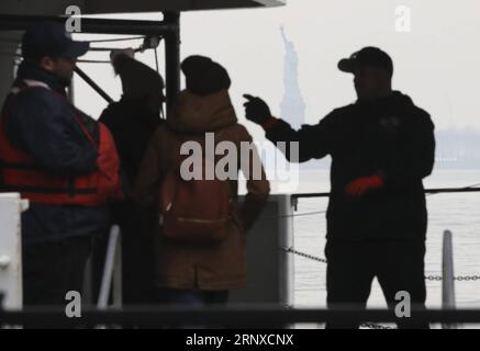 (180122) -- NEW YORK, 22 janvier 2018 -- les touristes montent à bord du bateau de croisière pour visiter la Statue de la liberté et Ellis Island à New York, États-Unis, le 22 janvier 2018. Monument emblématique de New York, la Statue de la liberté a rouvert ses portes lundi au détriment des fonds de l'État après une brève fermeture à la suite de la fermeture du gouvernement fédéral américain. Selon un communiqué de presse publié sur le site Web du gouverneur de l'État de New York Andrew Cuomo, le coût de garder ouvert le monument national de la Statue de la liberté et Ellis Island est de 65 000 dollars américains par jour. ETATS-UNIS-NEW YORK-STATUE DE LA LIBERTÉ-ROUVRIR WANGXY Banque D'Images