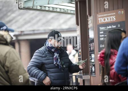 (180122) -- NEW YORK, 22 janvier 2018 -- les touristes achètent des billets pour la croisière pour visiter la Statue de la liberté et Ellis Island à New York, États-Unis, le 22 janvier 2018. Monument emblématique de New York, la Statue de la liberté a rouvert ses portes lundi au détriment des fonds de l'État après une brève fermeture à la suite de la fermeture du gouvernement fédéral américain. Selon un communiqué de presse publié sur le site Web du gouverneur de l'État de New York Andrew Cuomo, le coût de garder ouvert le monument national de la Statue de la liberté et Ellis Island est de 65 000 dollars américains par jour. ETATS-UNIS-NEW YORK-STATUE DE LA LIBERTÉ-ROUVRIR WANGXYI Banque D'Images