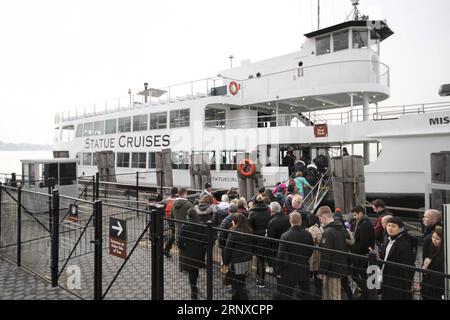 (180122) -- NEW YORK, 22 janvier 2018 -- les touristes montent à bord du bateau de croisière pour visiter la Statue de la liberté et Ellis Island à New York, États-Unis, le 22 janvier 2018. Monument emblématique de New York, la Statue de la liberté a rouvert ses portes lundi au détriment des fonds de l'État après une brève fermeture à la suite de la fermeture du gouvernement fédéral américain. Selon un communiqué de presse publié sur le site Web du gouverneur de l'État de New York Andrew Cuomo, le coût de garder ouvert le monument national de la Statue de la liberté et Ellis Island est de 65 000 dollars américains par jour. ETATS-UNIS-NEW YORK-STATUE DE LA LIBERTÉ-ROUVRIR WANGXY Banque D'Images