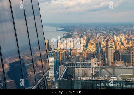 Une vue arial de Manhattan New York City regardant vers le nord vers le pont George Washington en fin d'après-midi. La lumière frappe le bâtiment avec clou Banque D'Images