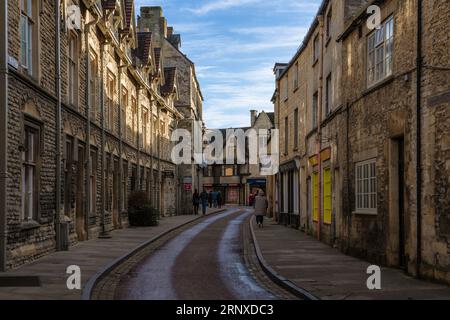 Vue sur une rue de la ville avec des bâtiments historiques traditionnels dans le centre-ville le 09 janvier 2022 à Cirencester, Royaume-Uni Banque D'Images