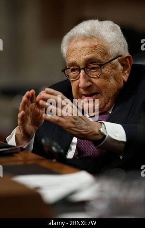 (180125) -- WASHINGTON, le 25 janvier 2018 -- l'ancien secrétaire d'État américain Henry Kissinger prend la parole lors d'une audience du Comité des services armés du Sénat au Capitol Hill à Washington D.C., aux États-Unis, le 25 janvier 2018. Les anciens secrétaires d'État Henry Kissinger et George Shultz ont témoigné jeudi devant la Commission des services armés du Sénat sur les défis mondiaux et la stratégie de sécurité nationale des États-Unis. U.S.-WASHINGTON D.C.-HEARING TingxShen PUBLICATIONxNOTxINxCHN Banque D'Images