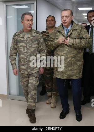 Bilder des Tages (180125) -- HATAY (TURQUIE), 25 janvier 2018 -- le président turc Recep Tayyip Erdogan (R, Front) est accompagné du chef d'état-major turc Hulusi Akar (L, Front) alors qu'il visite un centre de commandement militaire à Hatay, Turquie, le 25 janvier 2018. Jeudi, le président turc Recep Tayyip Erdogan a visité et inspecté le centre de commandement militaire turc dans le sud de la province de Hatay, alors que l'opération branche d'olivier en Syrie à Afrin entrait dans sa sixième journée. TURQUIE-HATAY-PRÉSIDENT-ERDOGAN-CENTRE DE COMMANDEMENT-VISITE TURKISHXPRESIDENTIALXPALACE PUBLICATIONXNOTXINXCHN Banque D'Images