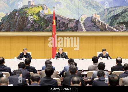 (180125) -- BEIJING, le 25 janvier 2018 -- le vice-premier ministre chinois Ma Kai et les conseillers d'État Guo Shengkun et Wang Yong assistent à une téléconférence nationale sur la sécurité au travail à Beijing, capitale de la Chine, le 25 janvier 2018. )(MCG) CHINA-BEIJING-WORK SAFETY-CONFERENCE (CN) DingxHaitao PUBLICATIONxNOTxINxCHN Banque D'Images