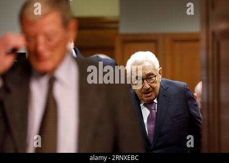 (180125) -- WASHINGTON, le 25 janvier 2018 -- l'ancien secrétaire d'État américain Henry Kissinger (à droite) arrive pour une audience du Comité des services armés du Sénat au Capitol Hill à Washington D.C., aux États-Unis, le 25 janvier 2018. Les anciens secrétaires d'État Henry Kissinger et George Shultz ont témoigné jeudi devant la Commission des services armés du Sénat sur les défis mondiaux et la stratégie de sécurité nationale des États-Unis. U.S.-WASHINGTON D.C.-HEARING TingxShen PUBLICATIONxNOTxINxCHN Banque D'Images