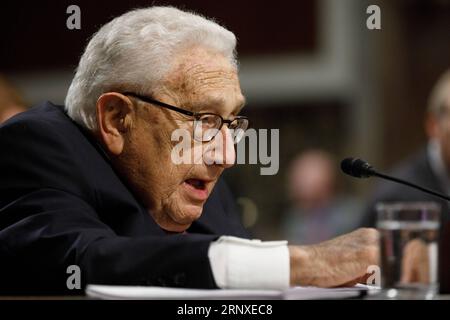 (180125) -- WASHINGTON, le 25 janvier 2018 -- l'ancien secrétaire d'État américain Henry Kissinger prend la parole lors d'une audience du Comité des services armés du Sénat au Capitol Hill à Washington D.C., aux États-Unis, le 25 janvier 2018. Les anciens secrétaires d'État Henry Kissinger et George Shultz ont témoigné jeudi devant la Commission des services armés du Sénat sur les défis mondiaux et la stratégie de sécurité nationale des États-Unis. U.S.-WASHINGTON D.C.-HEARING TingxShen PUBLICATIONxNOTxINxCHN Banque D'Images