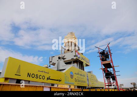 (180126) -- LE CAIRE, 26 janvier 2018 -- le colosse géant de l'ancien roi égyptien Ramsès II est vu lors de son transport vers l'atrium du Grand Musée égyptien (GEM) près de la Grande Pyramide de Gizeh, à environ 5 km au sud-ouest du Caire, en Égypte, le 25 janvier 2018. Le ministère égyptien des Antiquités a déplacé jeudi le colosse géant vieux de 3 200 ans de l'ancien roi égyptien Ramsès II de son lieu de stockage au Grand Musée égyptien (GEM) en construction à son atrium en préparation de la soft-ouverture du GEM plus tard cette année. (GJ) ÉGYPTE-CAIRE-RAMSÈS II STATUE-TRANSPORT AHMEDXGOMAA PUBLICAT Banque D'Images