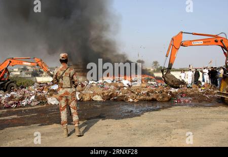 (180126) -- KARACHI, 26 janvier 2018 -- Un soldat monte la garde lors d'une cérémonie organisée à l'occasion de la Journée internationale des douanes dans la ville portuaire de Karachi, dans le sud du Pakistan, le 26 janvier 2018. Les autorités douanières pakistanaises ont détruit des bouteilles d ' alcool illicites et des drogues introduites clandestinement dans le pays pour marquer la Journée internationale des douanes. PAKISTAN-KARACHI-JOURNÉE DOUANIÈRE INTERNATIONALE Masroor PUBLICATIONxNOTxINxCHN Banque D'Images