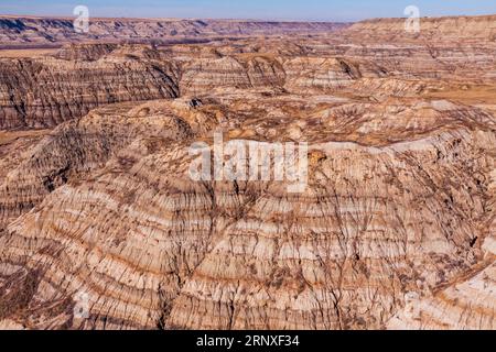 Sur le North Dinosaur Trail de Drumheller, Alberta, Canada, apparaît le canyon Horseshief, avec des vues spectaculaires sur les Badlands canadiens. Banque D'Images