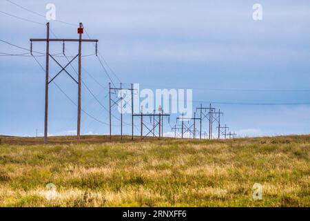 Lignes électriques dans les plaines du Dakota du Sud. Banque D'Images