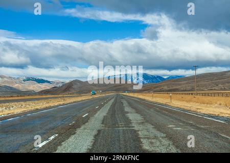 Conduite dans la neige et la glace sur la route panoramique Interstate 15 dans le sud-ouest du Montana à la fin octobre, avec les montagnes enneigées de Pioneer. Banque D'Images