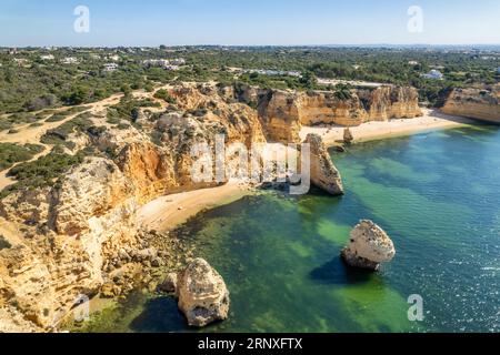 Belle plage de Praia da Marinha dans la région de l'Algarve, Portugal. Banque D'Images