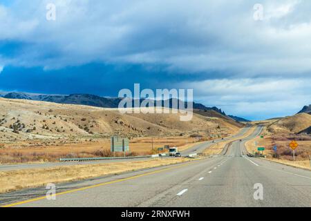 Conduite dans la neige et la glace sur la route panoramique Interstate 15 dans le sud-ouest du Montana à la fin octobre, avec les montagnes enneigées de Pioneer. Banque D'Images