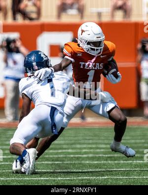 2 septembre 2023. Xavier Worthy #1 des Texas Longhorns en action contre les Rice Owls au DKR-Memorial Stadium. Le Texas mène 16-3 à la mi-temps. Le Texas mène 16-3 à la mi-temps. (Image de crédit : © Robert Backman/Cal Sport Media) Banque D'Images