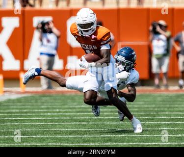 2 septembre 2023. Xavier Worthy #1 des Texas Longhorns en action contre les Rice Owls au DKR-Memorial Stadium. Le Texas mène 16-3 à la mi-temps. Le Texas mène 16-3 à la mi-temps. (Image de crédit : © Robert Backman/Cal Sport Media) Banque D'Images