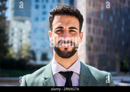 Gros plan portrait de jeune adulte caucasien homme d'affaires expression heureuse. Vêtements habillés pour hommes financiers. Banque D'Images