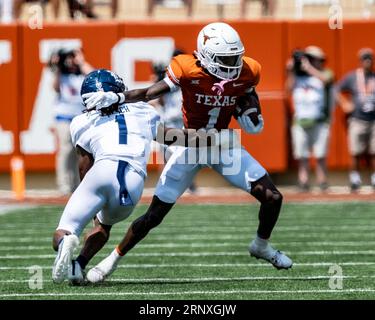 2 septembre 2023. Xavier Worthy #1 des Texas Longhorns en action contre les Rice Owls au DKR-Memorial Stadium. Le Texas mène 16-3 à la mi-temps. Le Texas mène 16-3 à la mi-temps. (Image de crédit : © Robert Backman/Cal Sport Media) Banque D'Images