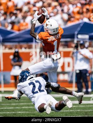 2 septembre 2023. Xavier Worthy #1 des Texas Longhorns en action contre les Rice Owls au DKR-Memorial Stadium. Le Texas mène 16-3 à la mi-temps. Le Texas mène 16-3 à la mi-temps. (Image de crédit : © Robert Backman/Cal Sport Media) Banque D'Images