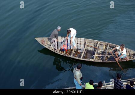 (180129) -- BENGALE OCCIDENTAL (INDE), 29 janv. 2018 () -- des sauveteurs recherchent des survivants à bord d un bateau dans le district de Murshidabad, dans l État du Bengale occidental de l est de l Inde, le 29 janvier 2018. Au moins 35 personnes ont été tuées après qu'un bus de passagers s'est écrasé à travers un vieux pont et a plongé dans un canal profond relié à une rivière dans l'est de l'État indien du Bengale occidental lundi, a déclaré la police. () ACCIDENT DE BUS INDE-BENGALE-OCCIDENTAL-Xinhua PUBLICATIONxNOTxINxCHN Banque D'Images