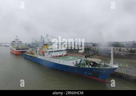 (180130) -- GUANGZHOU, 30 janvier 2018 -- le navire chinois de recherche scientifique océanique Haiyang-6 accoste dans un port de Dongguan, dans la province du Guangdong, dans le sud de la Chine, le 30 janvier 2018. Le Haiyang-6 est retourné à Dongguan mardi après une étude géologique en haute mer de 219 jours et des recherches marines. ) (Mcg) CHINA-GUANGDONG-DONGGUAN-HAIYANG-6 NAVIRE-RETOUR (CN) WuxLu PUBLICATIONxNOTxINxCHN Banque D'Images