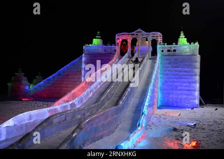 (180131) -- MOHE, 31 janvier 2018 -- les touristes jouent sur la glissade de glace dans le village de Beiji du comté de Mohe, dans la province du Heilongjiang du nord-est de la Chine, le 27 janvier 2018.) (dhf) CHINA-HEILONGJIANG-MOHE-BEIJI VILLAGE-SCENERY (CN) WangxKai PUBLICATIONxNOTxINxCHN Banque D'Images