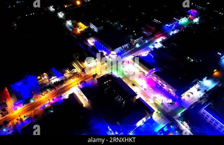 (180131) -- MOHE, 31 janvier 2018 -- la photo prise le 27 janvier 2018 montre le paysage nocturne du village de Beiji dans le comté de Mohe, dans le nord-est de la province du Heilongjiang. (dhf) CHINA-HEILONGJIANG-MOHE-BEIJI VILLAGE-SCENERY (CN) WangxKai PUBLICATIONxNOTxINxCHN Banque D'Images