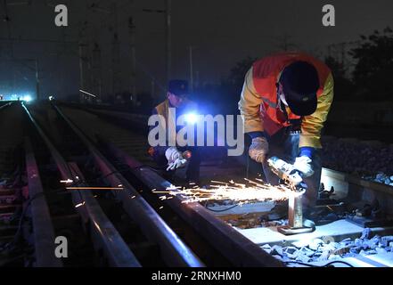 (180131) -- NANNING , 31 janvier 2018 -- des ouvriers broyent des pièces sur un chemin de fer la nuit à Nanning, capitale de la région autonome de Guangxi Zhuang du sud de la Chine, 31 janvier 2018.) (Zwx) CHINA-NANNING-RAILWAY-NIGHT WORKER (CN) ZhouxHua PUBLICATIONxNOTxINxCHN Banque D'Images