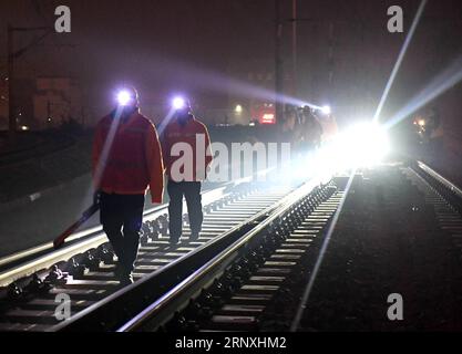 (180131) -- NANNING , 31 janvier 2018 -- des travailleurs marchent la nuit pour résoudre des problèmes de sécurité sur un chemin de fer à Nanning, capitale de la région autonome de Guangxi Zhuang du sud de la Chine, 31 janvier 2018.) (Zwx) CHINA-NANNING-RAILWAY-NIGHT WORKER (CN) ZhouxHua PUBLICATIONxNOTxINxCHN Banque D'Images